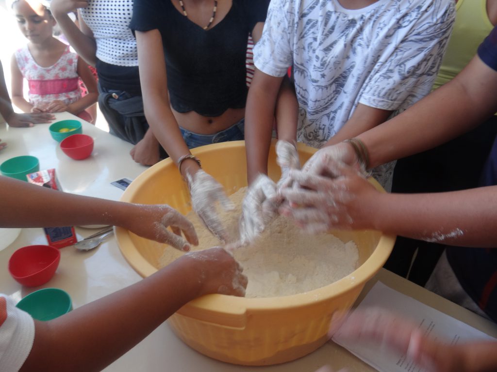 tem criança na cozinha