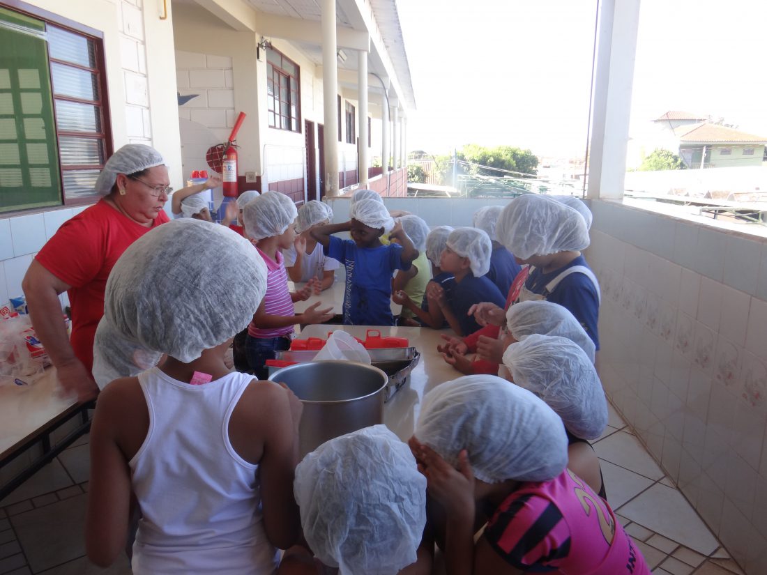 tem criança cozinha