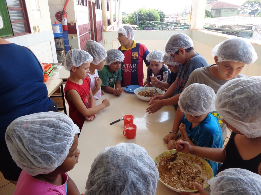 tem criança na cozinha