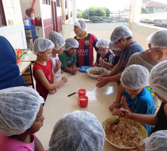 tem criança na cozinha